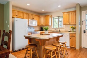 Réfrigérateur, four à micro-ondes, surface de cuisson, lave-vaisselle