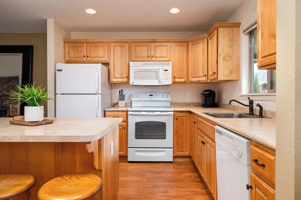 Fridge, microwave, stovetop, dishwasher