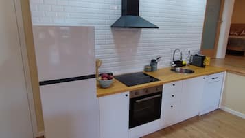 Réfrigérateur, micro-ondes, four, plaque de cuisson