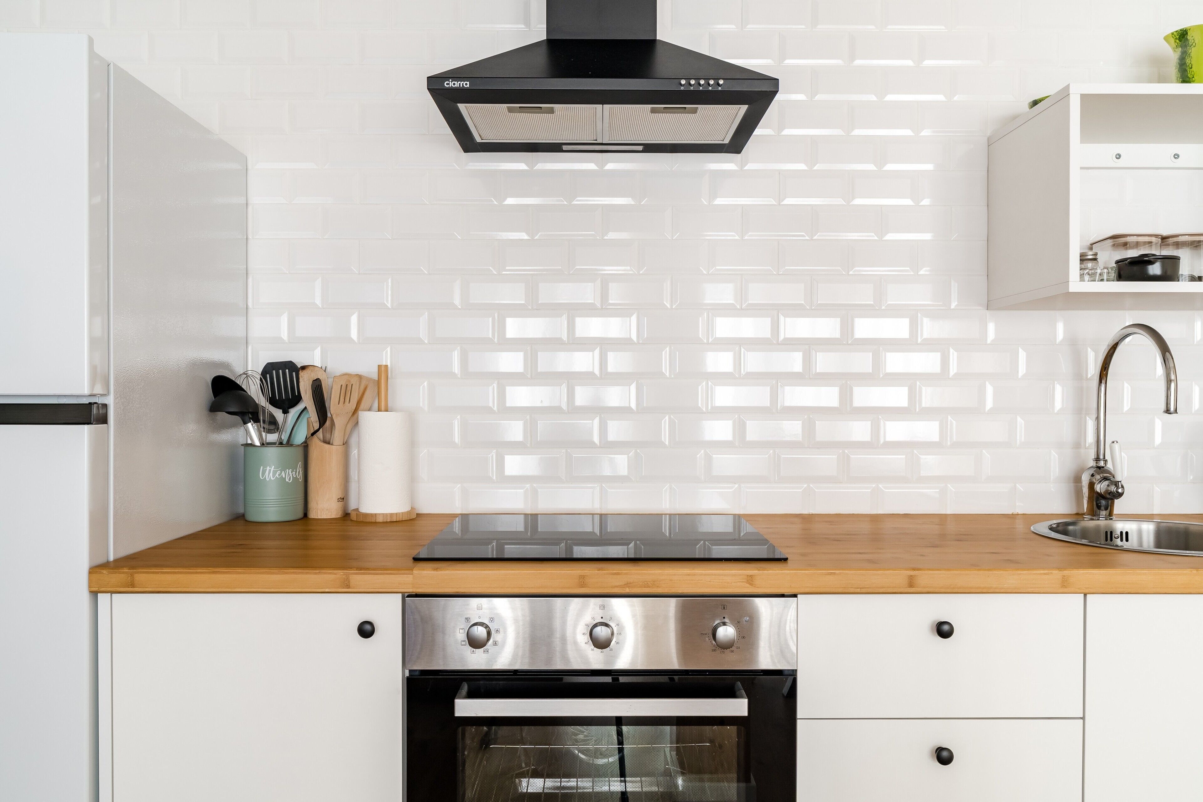 Een koelkast, een magnetron, een oven, een kookplaat