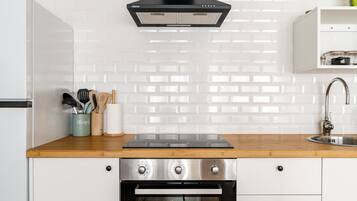 Een koelkast, een magnetron, een oven, een kookplaat