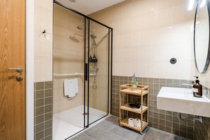Shower, hair dryer, towels - Custódia Grandmother's - 1: Mountain View, Private Pool & Wi-Fi (Terras de Bouro)