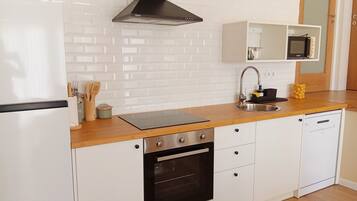 Een koelkast, een magnetron, een oven, een kookplaat