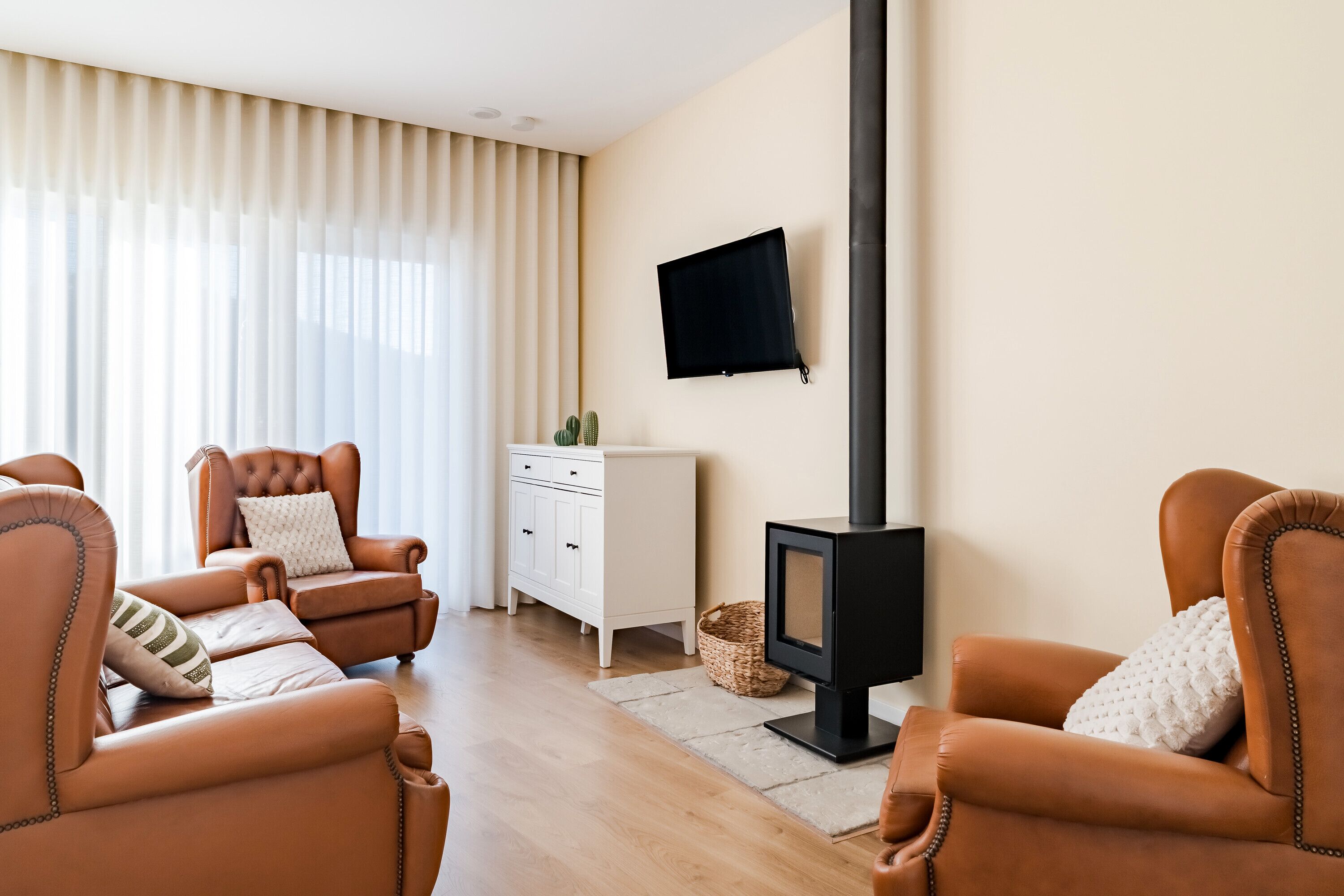 Een televisie en een open haard