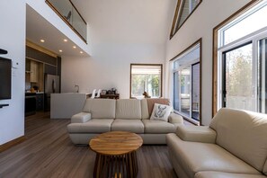 TV, caminetto, tavolo da calcetto, tavolo da ping pong