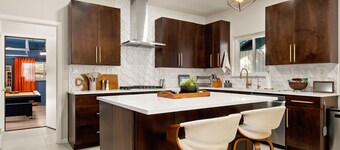 ●BBQ ●Pool & Hot Tub ●Fireplace ●Self Check-In ●Game Rooms