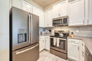 Réfrigérateur, four à micro-ondes, un four, lave-vaisselle