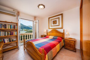 3 عدّة غرف نوم ومكواة/لوح كي وواي فاي وملاءات أسرّة