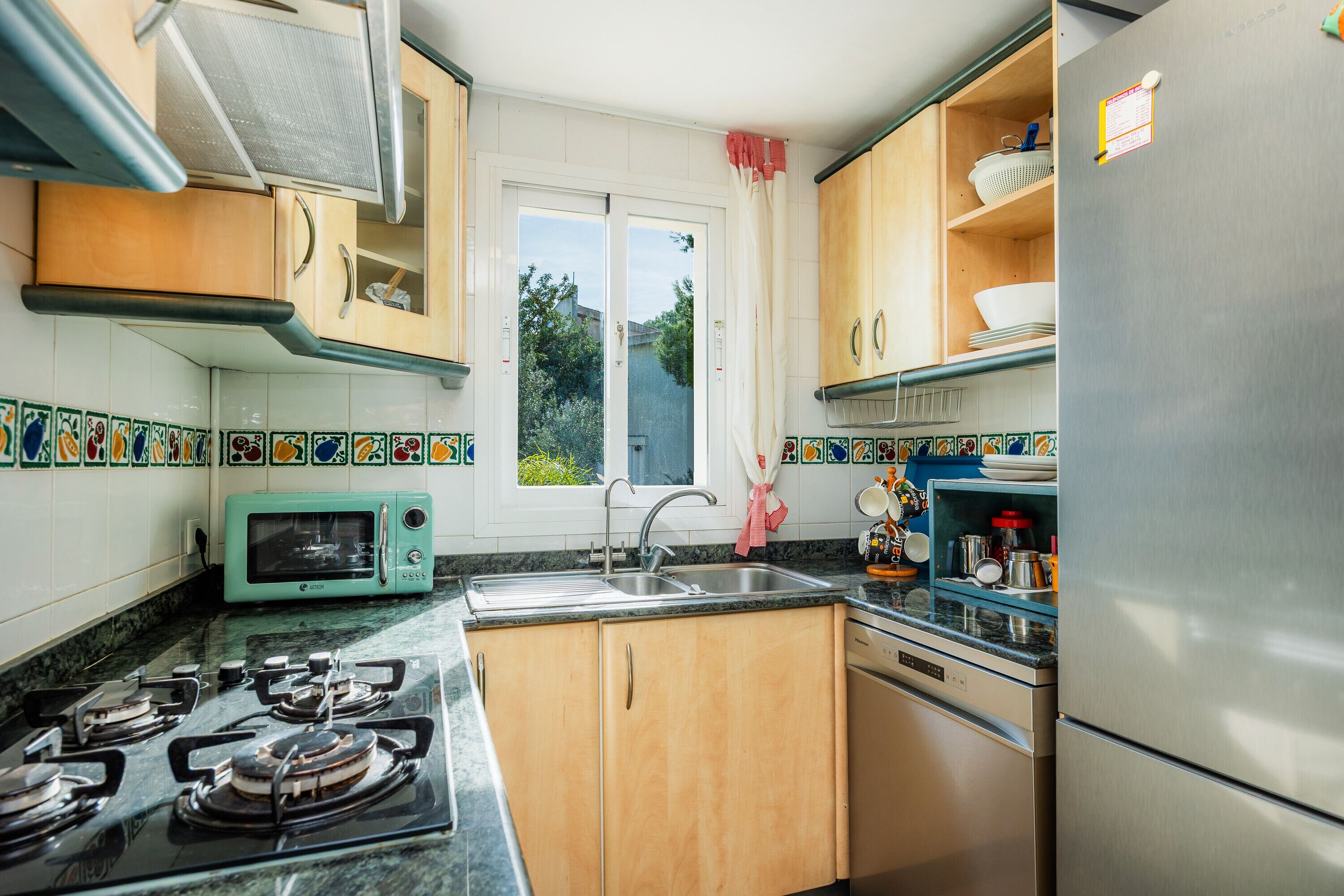 Frigorífico, microondas, horno y placa de cocina