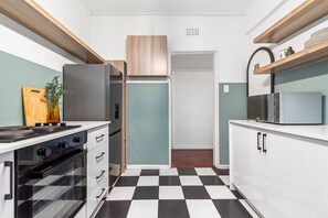 Réfrigérateur, four à micro-ondes, un four, grille-pain