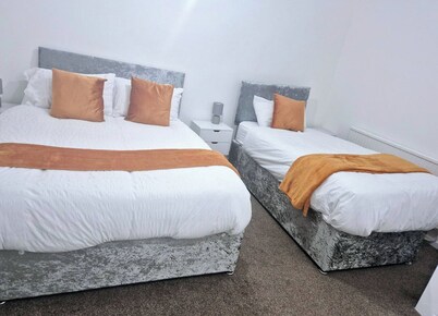 2-bed - Sleeps 6 - Free Parking