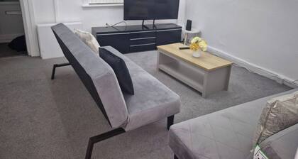 2-bed - Sleeps 6 - Free Parking