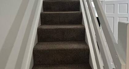 2-bed - Sleeps 6 - Free Parking