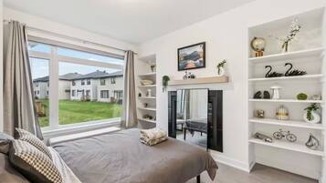 5 bedrooms, iron/ironing board, WiFi, bed sheets