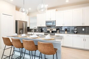 Kjøleskap, mikrobølgeovn, ovn og kaffetrakter/tekoker