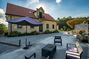 Outdoor dining - Holiday Home 'Quinta Do Bairro - Rés Do Chão' with Mountain View, Wi-Fi and Air Conditioning (Rossas)