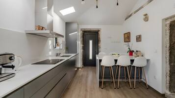 Kylskåp, mikrovågsugn, ugn och spishäll