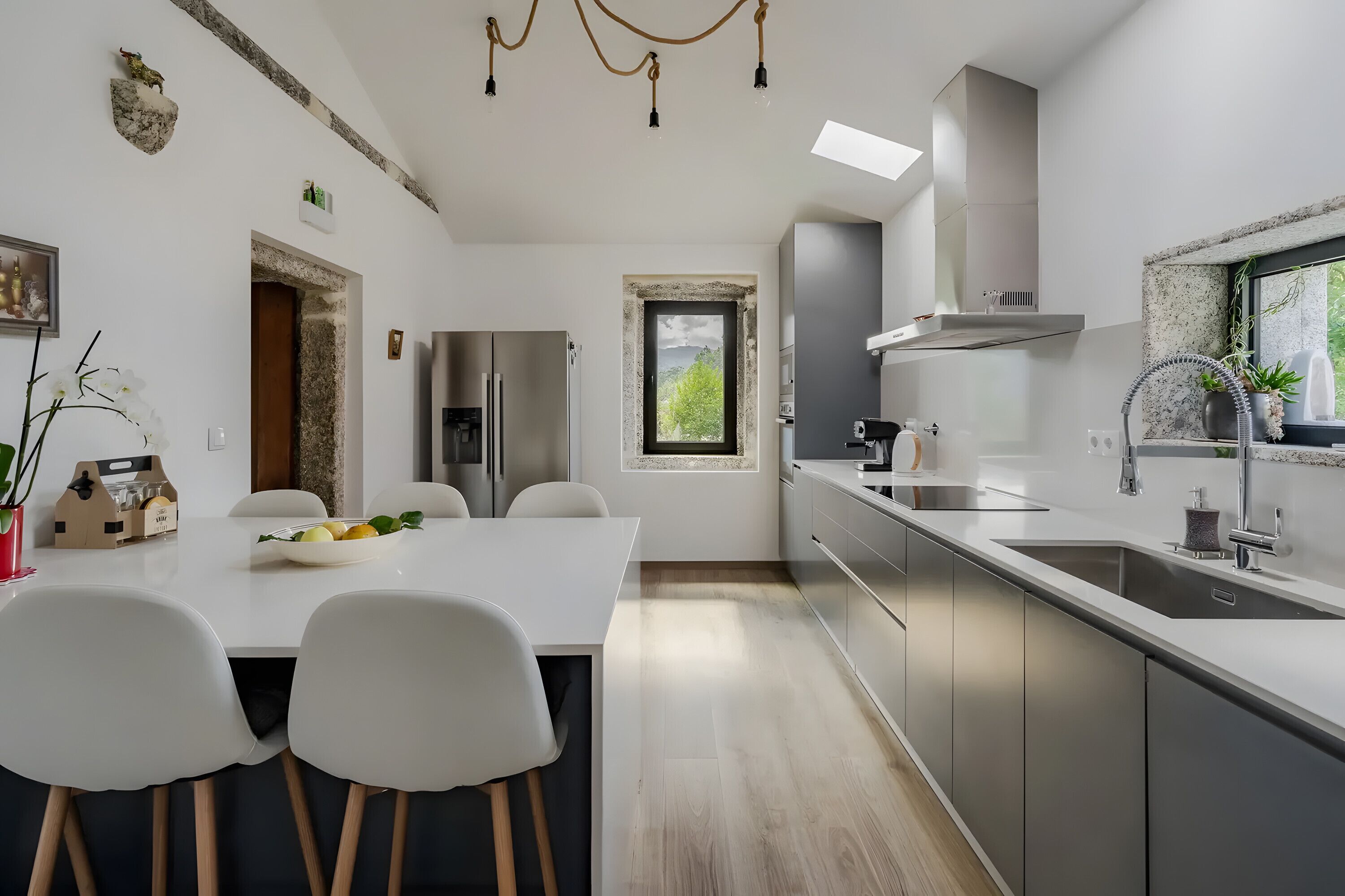 冷蔵庫、電子レンジ、オーブン、コンロ