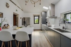 Kjøleskap, mikrobølgeovn, ovn og kokeplater