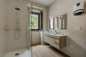 Shower, hair dryer, towels - Holiday Home 'Quinta Do Bairro - Rés Do Chão' with Mountain View, Wi-Fi and Air Conditioning (Rossas)