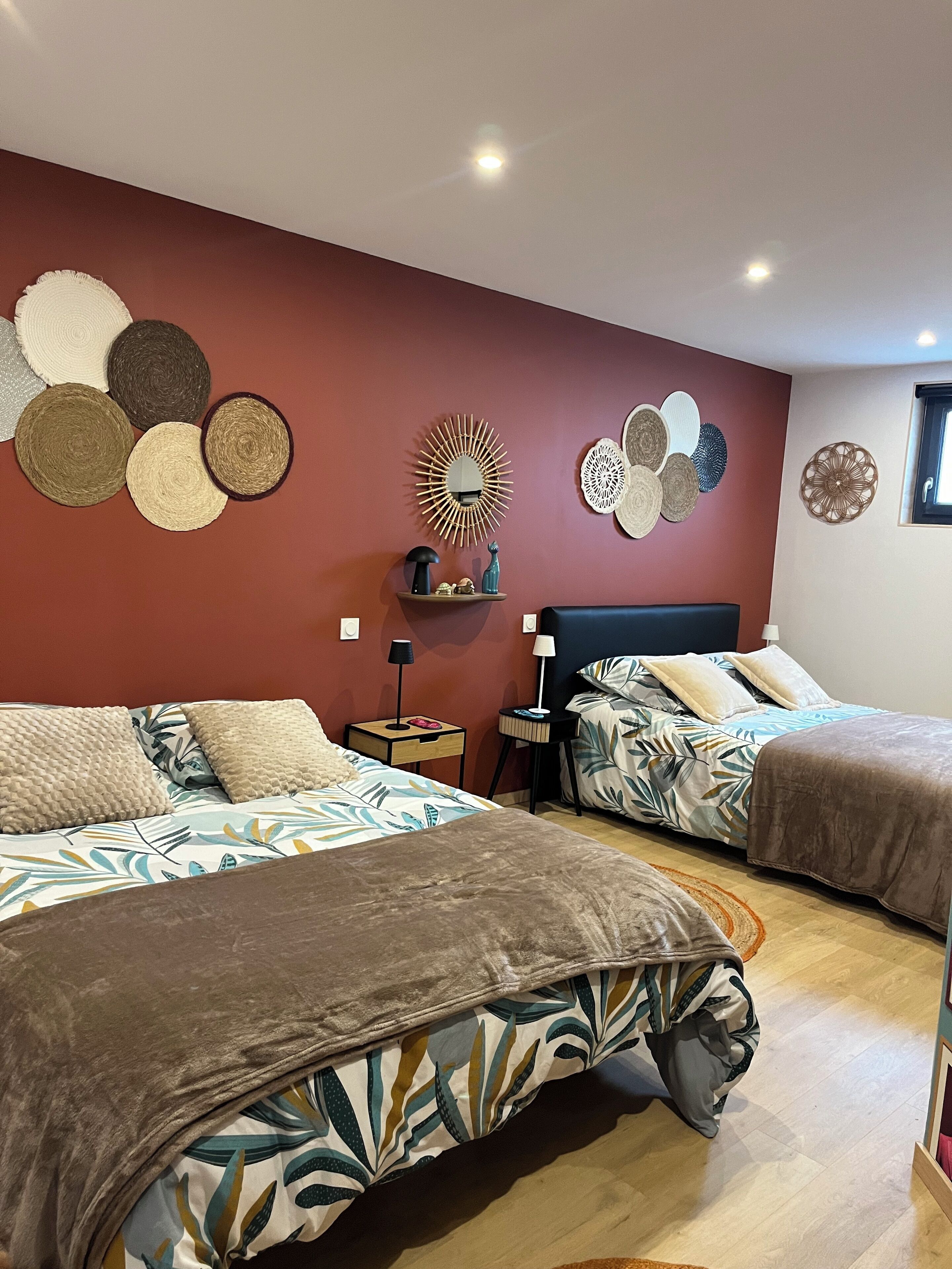 3 bedrooms, iron/ironing board, internet, bed sheets