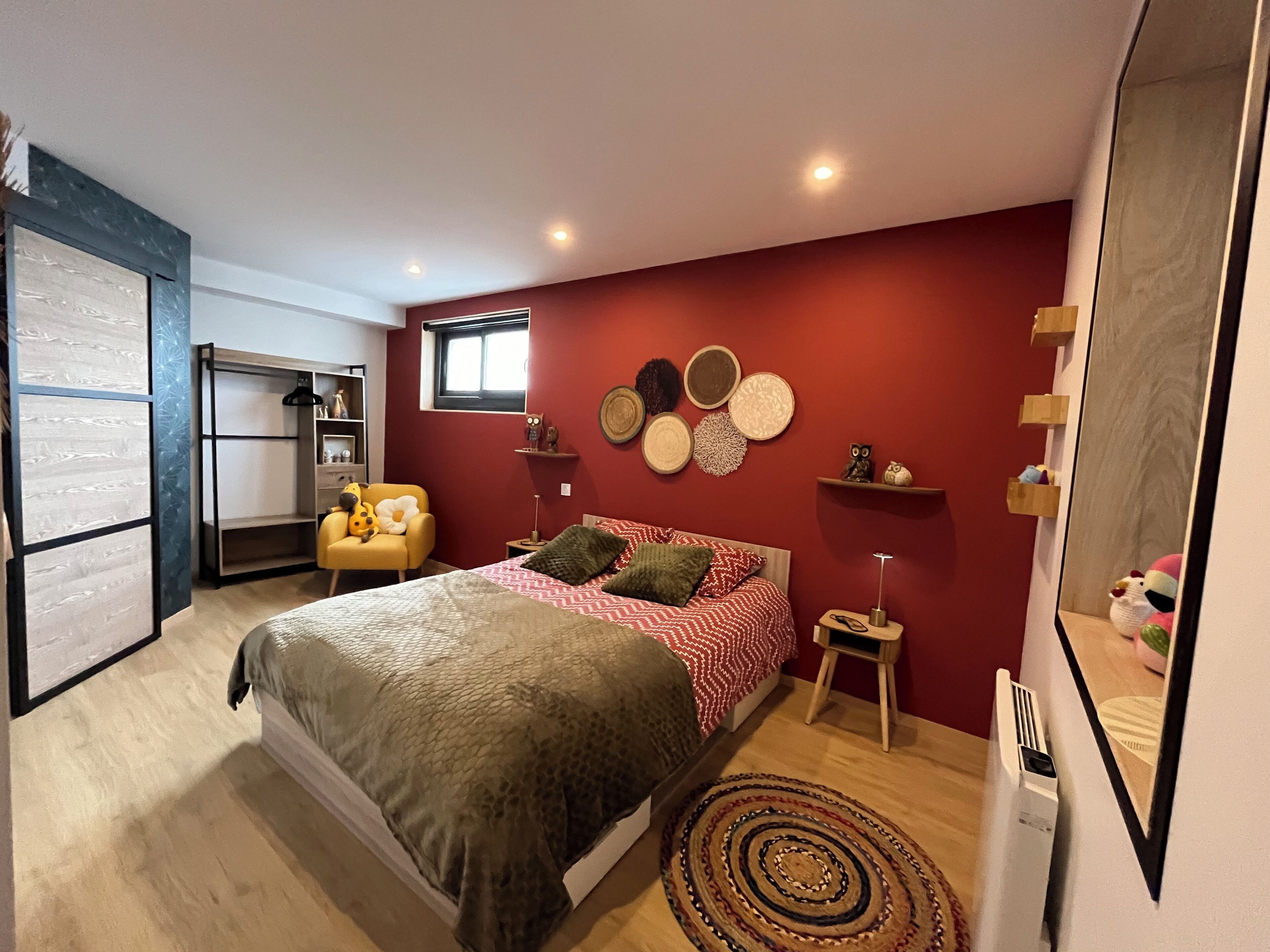 3 bedrooms, iron/ironing board, internet, bed sheets