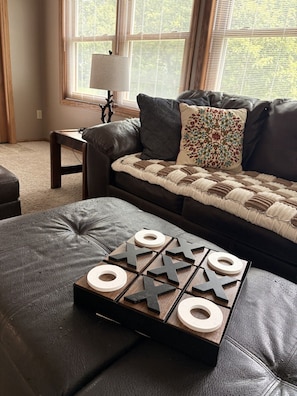 تلفزيون ذكي، مدفأة، كرة قدم الطاولة، تنس طاولة