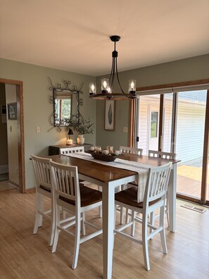 Dining - Golf Course Views & Family Fun – Large Apple Canyon Lake Vacation Home (Apple River)