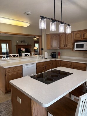Fridge, microwave, oven, stovetop - Golf Course Views & Family Fun – Large Apple Canyon Lake Vacation Home (Apple River)