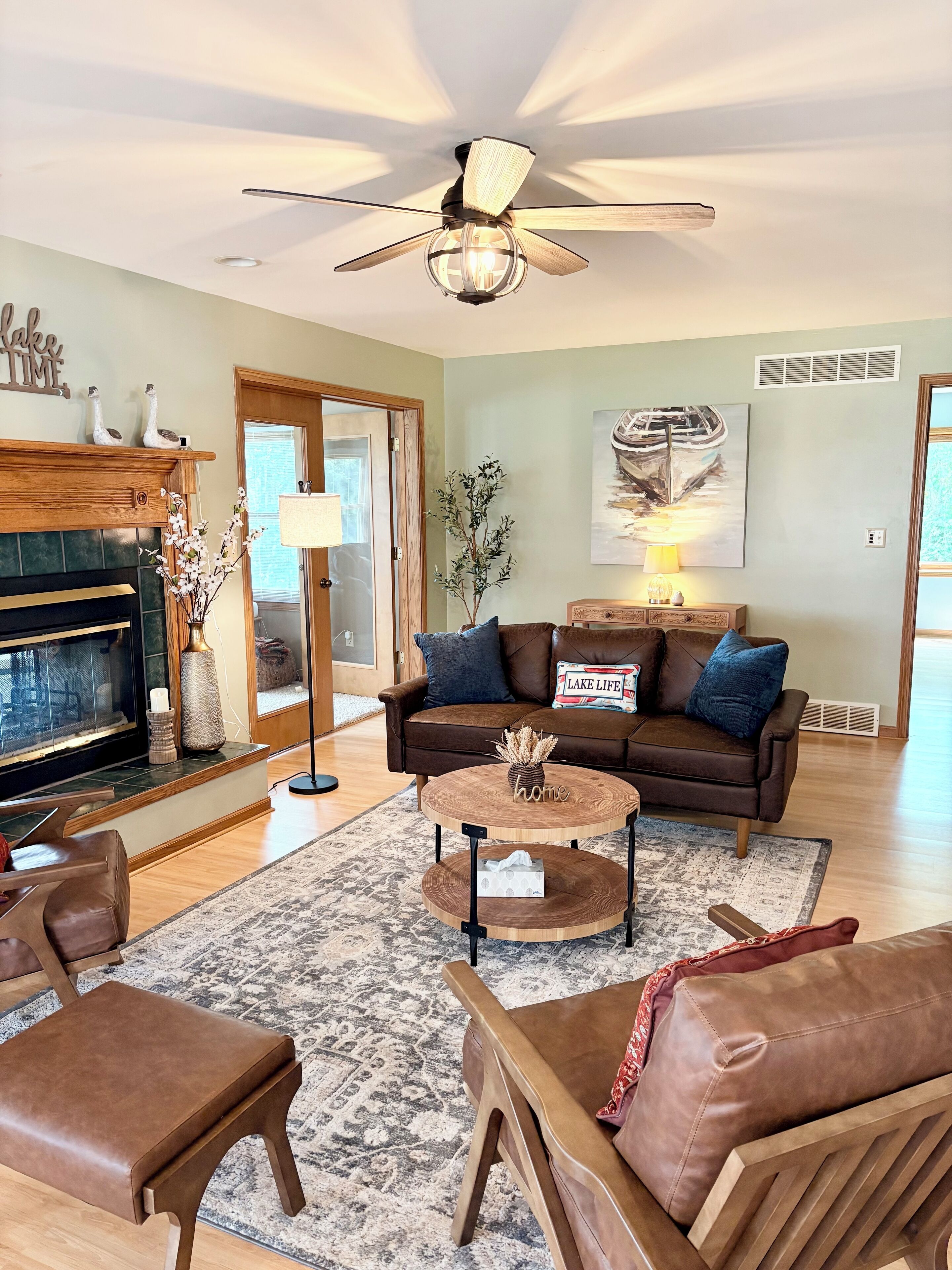 Smart-TV, Kamin, Tischfußball, Tischtennisplatte