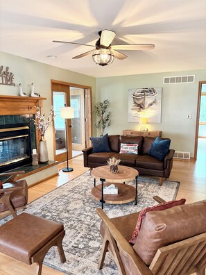 Téléviseur connecté, foyer, table de baby-foot, table de ping-pong