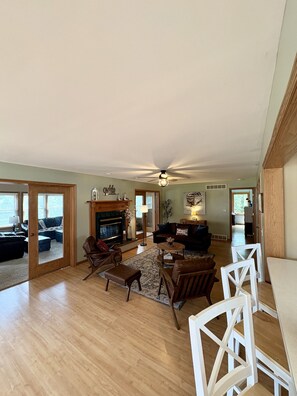 تلفزيون ذكي، مدفأة، كرة قدم الطاولة، تنس طاولة