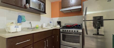 Geladeira, micro-ondas, fogão, cooktop