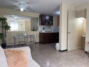 Una televisión, un reproductor estéreo