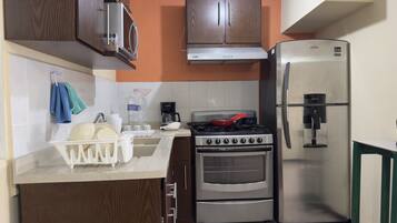 Frigorífic, microones, forn i placa de cuina