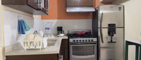 Refrigerador, microondas, horno y parrilla de estufa