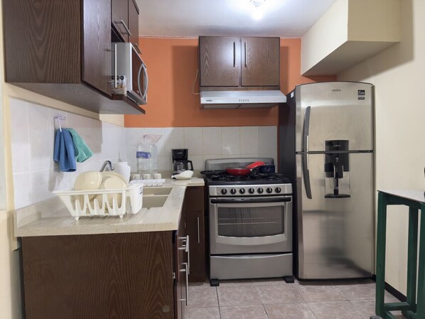 Frigorífico, microondas, horno y placa de cocina