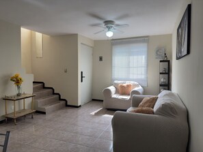 Una televisión, un reproductor estéreo