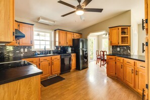 ثلاجة، ميكروويف، فرن، موقد طهي مسطح