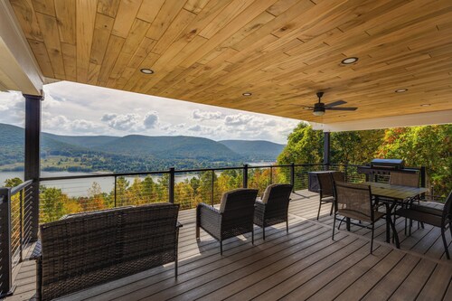 Lookout at the Lake-Overlooks Hammond Lake