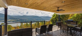 Lookout at the Lake-Overlooks Hammond Lake