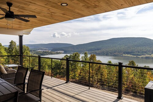 Lookout at the Lake-Overlooks Hammond Lake