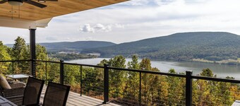 Lookout at the Lake-Overlooks Hammond Lake