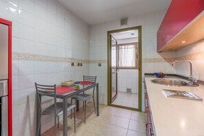 Frigorifero, microonde, piano cottura, lavastoviglie