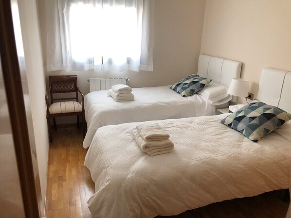 2 dormitoris, planxa i posts de planxar, wifi i roba de llit 