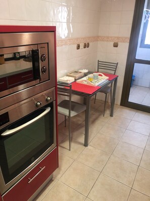 ثلاجة، ميكروويف، موقد طهي مسطح، غسالة أطباق