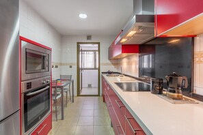 Fridge, microwave, stovetop, dishwasher