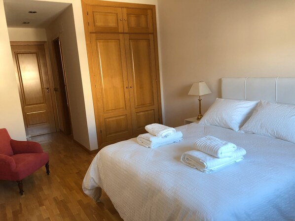 2 عدّة غرف نوم ومكواة/لوح كي وواي فاي وملاءات أسرّة