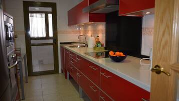 Frigorífico, microondas, placa de cocina y lavavajillas