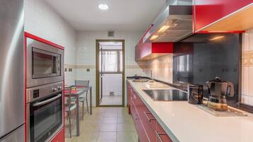 Frigorifero, microonde, piano cottura, lavastoviglie